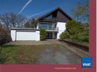 Titelbild für GRUNDSTÜCK UND GEBÄUDE: Das im Jahr 1974 errichtete Einfamilienhaus steht